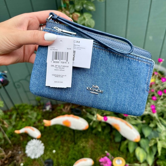 💙 NWT COACH DENIM WRISTLET/WALLET! 💙 - Picture 1 of 8
